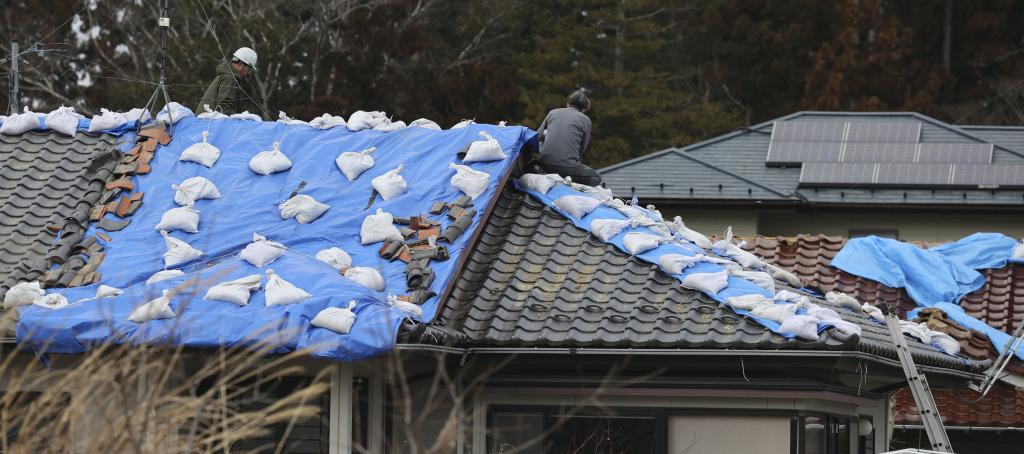 日本地震过后福岛民众修缮房屋